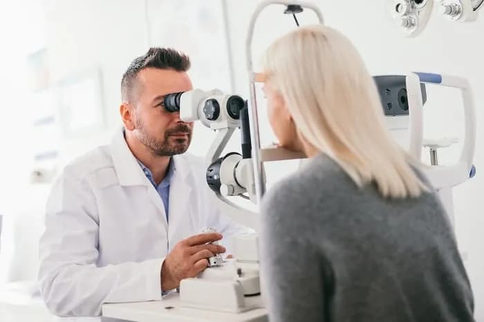 Kto bada wzrok? Poznaj specjalistów i ich rolę w diagnostyce oczu