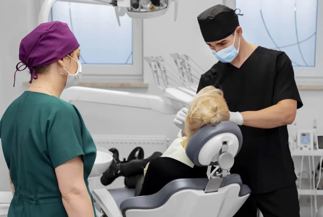 Czy ściąganie szwów z dziąsła boli? Oto, co musisz wiedzieć