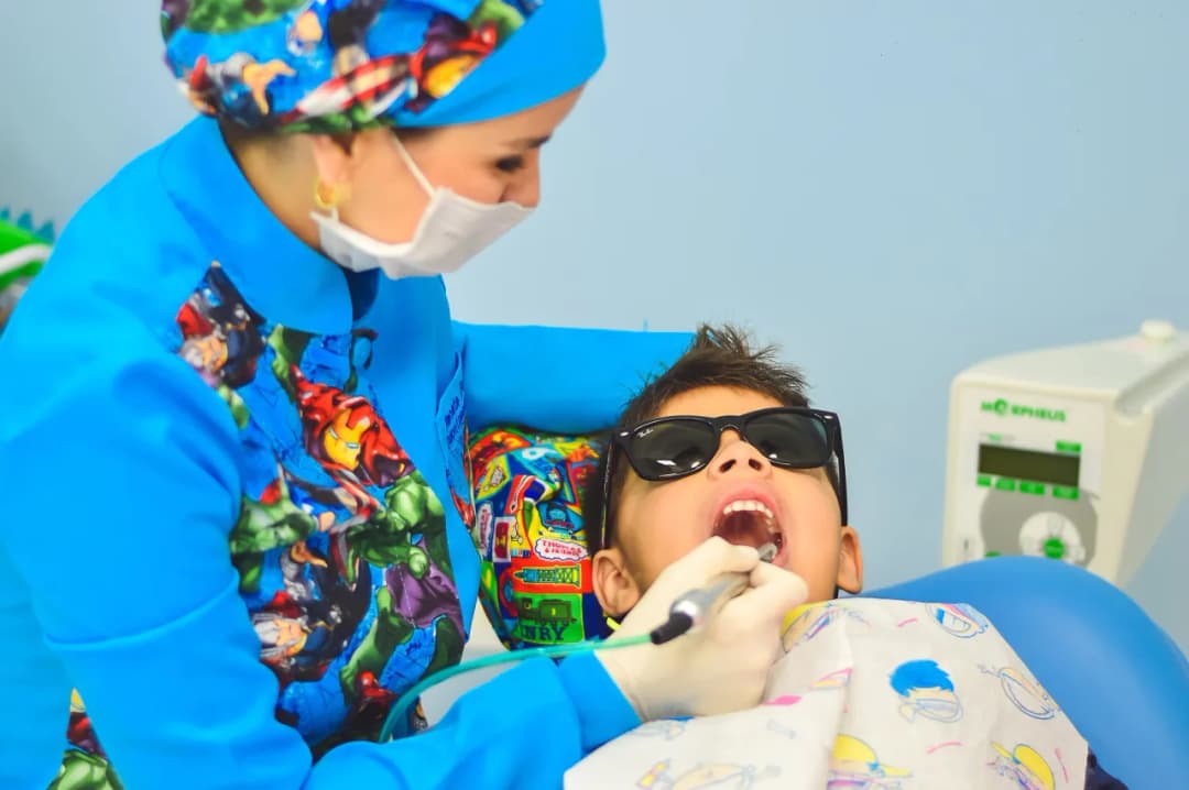 Kiedy pierwsza wizyta u dentysty? Kluczowe informacje dla rodziców