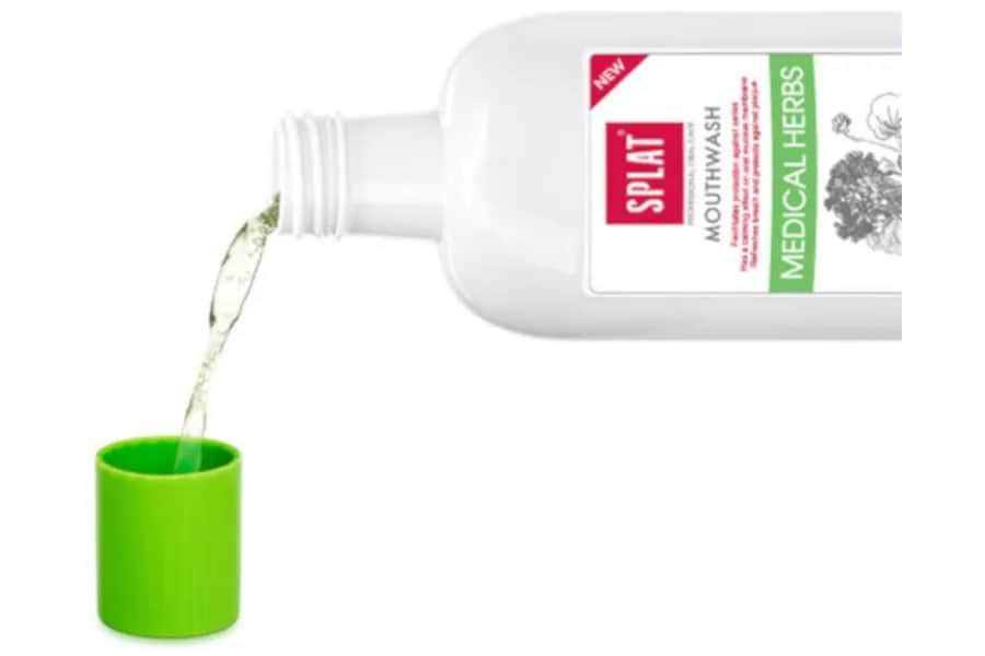 Płyn do płukania jamy ustnej przed czy po myciu zębów – co wybrać?