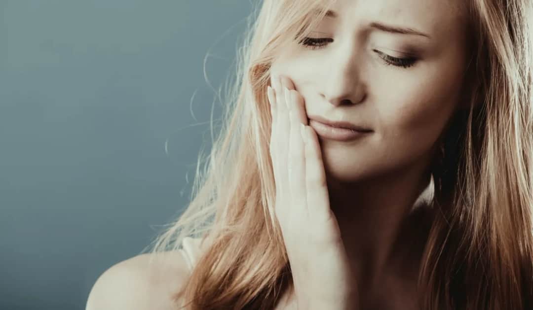 Co jest dobre na spuchnięte dziąsło? Skuteczne domowe sposoby na ulgę